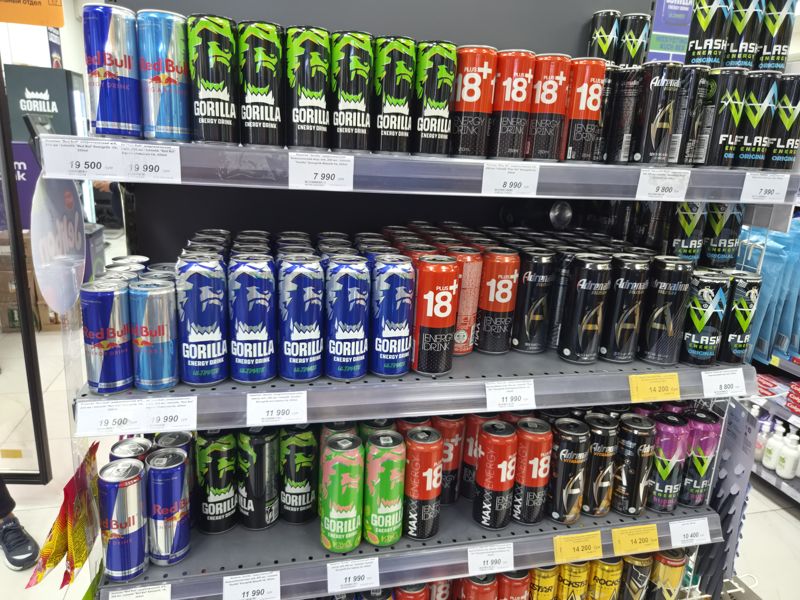 Холодильная витрина с энергетическими напитками в супермаркете: Red Bull, Gorilla, Plus 18+, Adrenaline Rush, Flash up, Rockstar