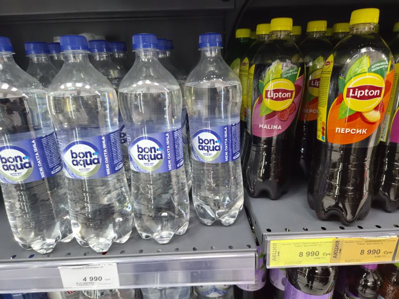 Полка с водой Bonaqua и холодным чаем Lipton, белый ценник и два жёлтых акционных