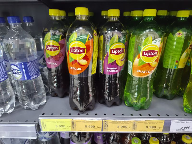 Полка с холодным чаем Lipton (малина, персик, манго, шафтоли), жёлтые акционные ценники и белый обычный