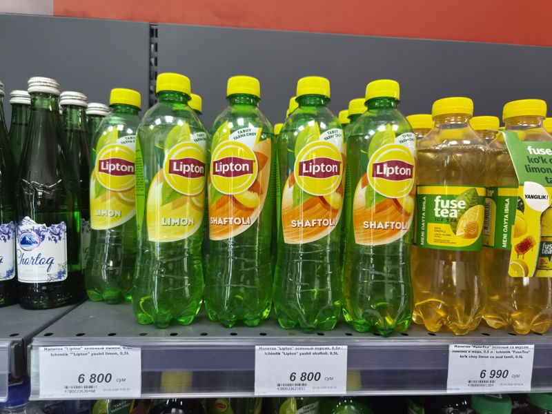 Полка с холодным чаем Lipton (лимон, персик) и Fuse Tea, три ценника