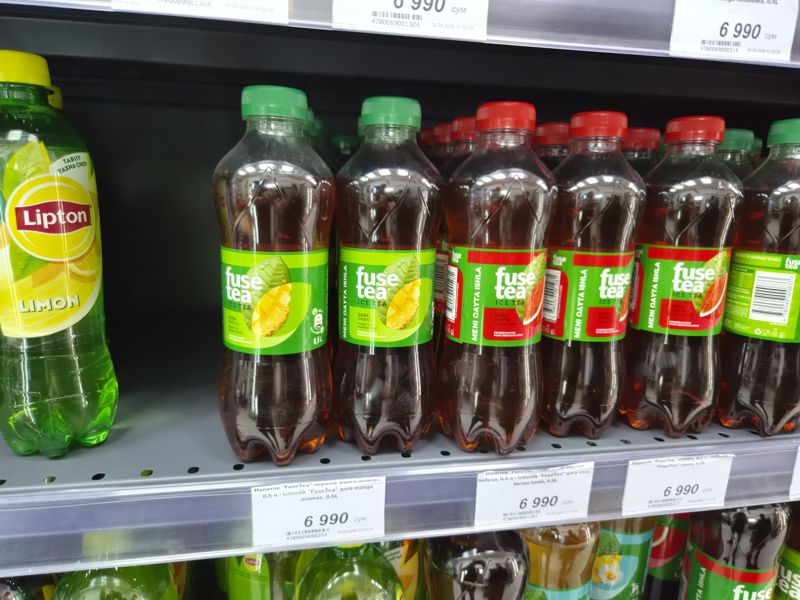 Полка с холодным чаем FuseTea (чёрный чай) и Lipton, три ценника на полке, два ценника выше