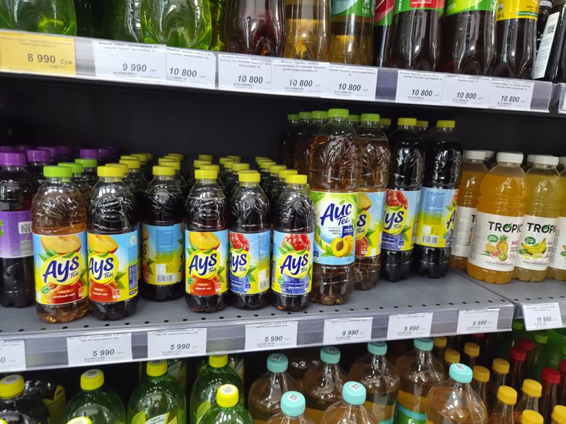 Полка с холодным чаем FuseTea, Ays Tea и соком Tropic, белые ценники