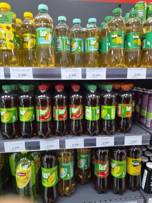Полки с холодным чаем Fuse Tea в бутылках 0,5 и 1 л, белые ценники
