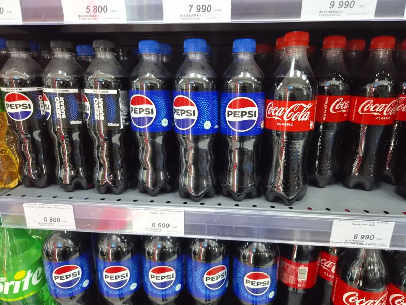 Полка с Pepsi, Pepsi Zero и Coca-Cola, белые ценники