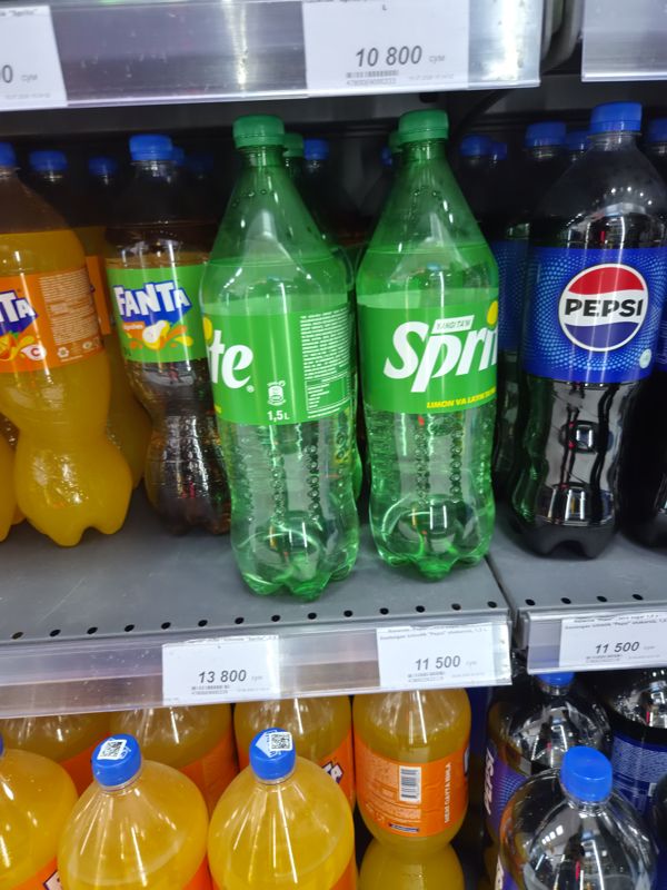 Полка с Sprite 1,5 л, Fanta и Pepsi, белые ценники