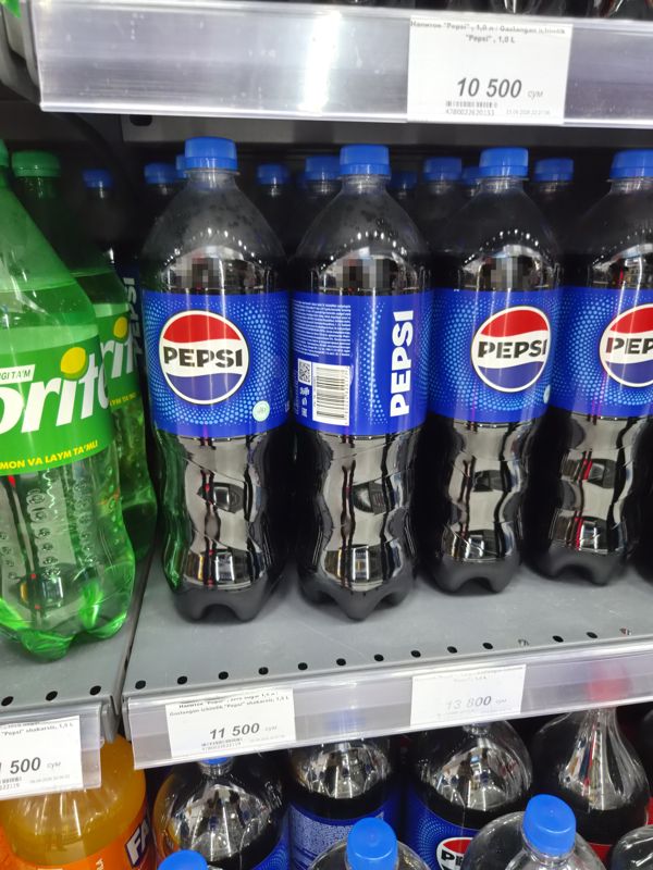 Полка с Pepsi 1,5 л, Sprite слева; белые ценники Pepsi 1,0 л, Pepsi Zero 1,5 л и Pepsi 1,5 л