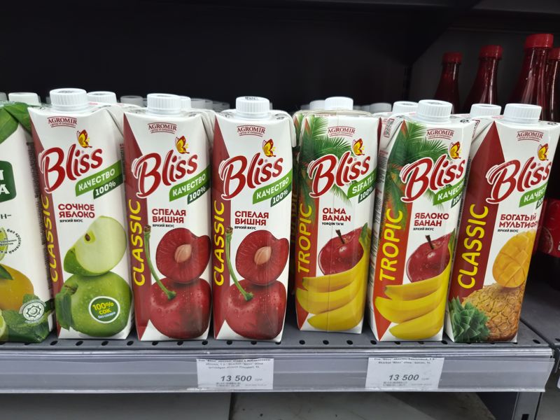 Полка с соками Bliss 1 л, два белых ценника