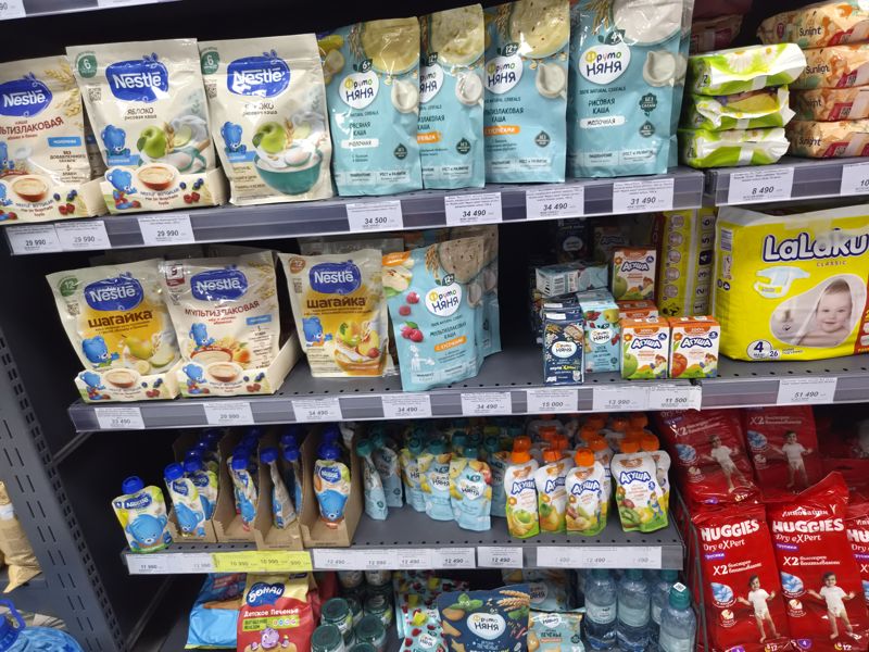 Полка с детским питанием (каши Nestle и ФрутоНяня, пюре, соки Агуша), влажные салфетки Sunlight и подгузники Lalaku, ценники