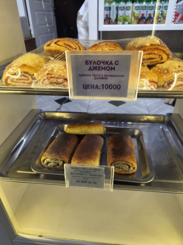 Витрина с булочками: с джемом и с маком