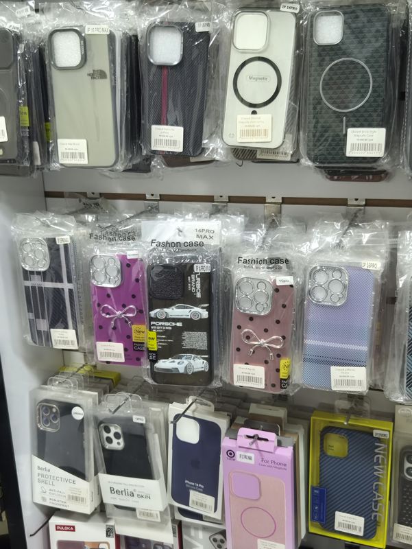 Стенд с чехлами для iPhone в пакетах и коробках Berlia
