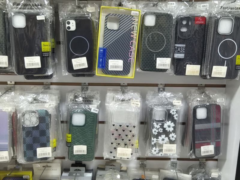 Стенд с чехлами для iPhone в пакетах