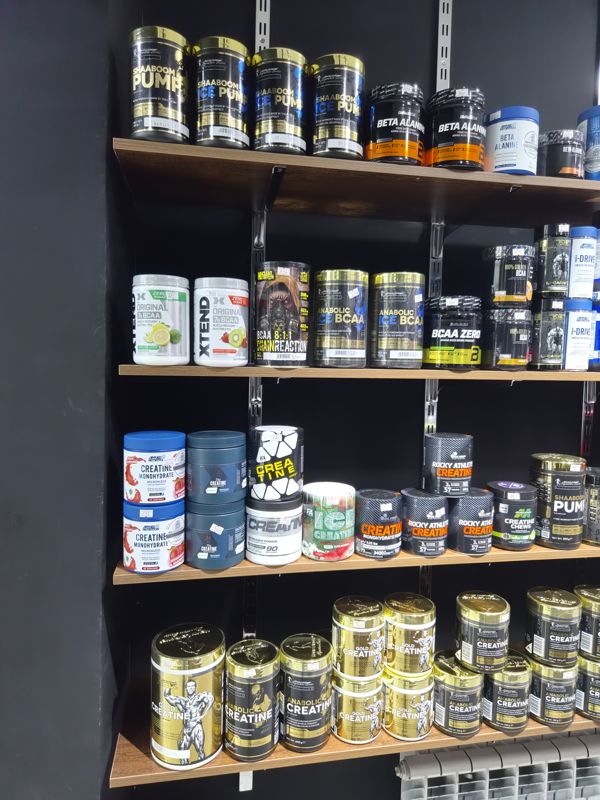 Стеллаж спортпитания: предтренировочные комплексы, бета-аланин, BCAA, L-карнитин, креатин