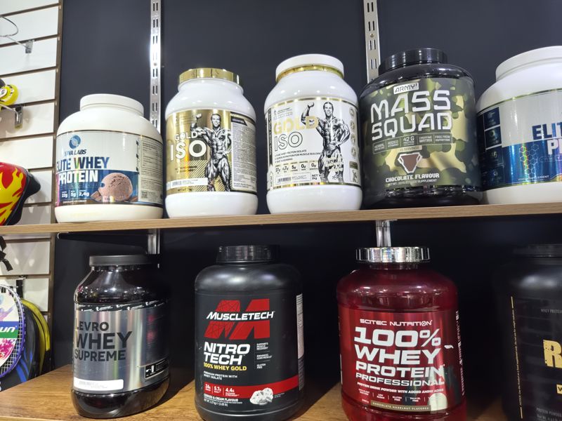 Полки с протеинами: Yava Labs, Gold ISO, Army1 Mass Squad, Nitro-Tech, Scitec