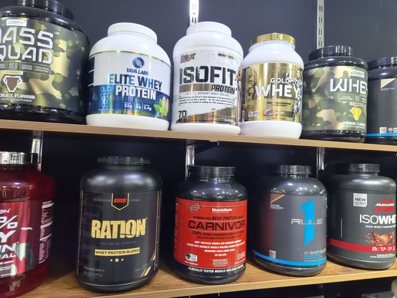 Полки с протеинами: Yava Labs, Nutrex Isofit, Gold Whey, Army1, Redcon1, Carnivor, Rule One, IsoWhey