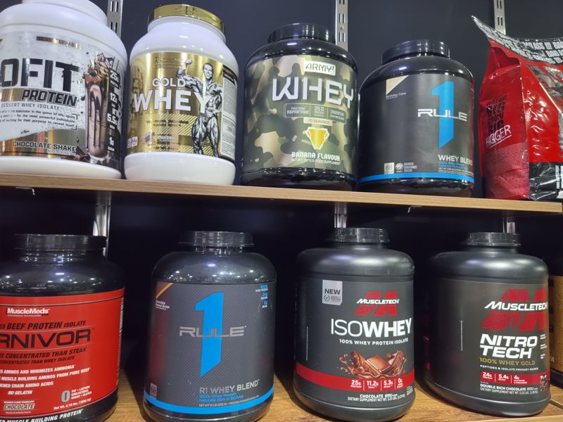 Полки с протеинами: Isofit, Gold Whey, Army1 Whey, Rule One, Carnivor, IsoWhey, Nitro-Tech