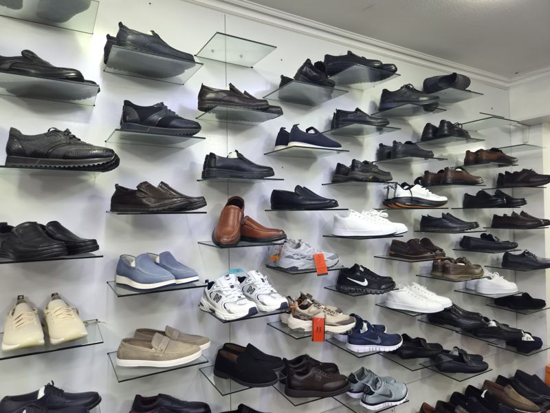 Стена мужской обуви: туфли, мокасины, кроссовки Hilanza, New Balance, Nike