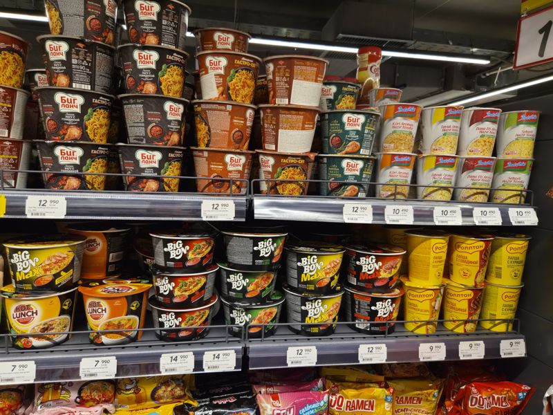 Лапша быстрого приготовления в стаканах и мисках: Биг Ланч, Indomie, Hot Lunch, Big Bon, Роллтон; белые ценники