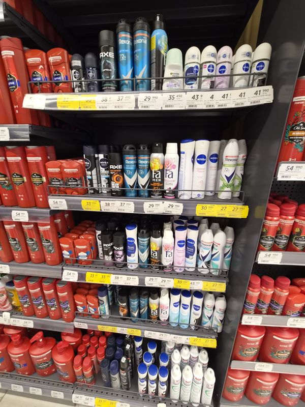 Дезодоранты Nivea, Rexona, Fa, Axe, Garnier и Old Spice на полках, белые и жёлтые ценники