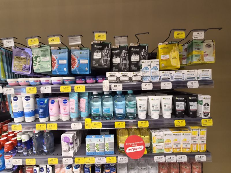 Уход за лицом: тканевые маски Garnier, кремы и гели Nivea Care, мицеллярная вода и сыворотки Garnier, Я Самая; белые и жёлтые ценники