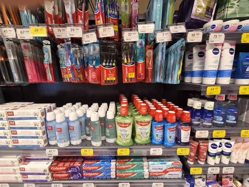 Зубные щётки Colgate, Splat и Bonna на крючках, ополаскиватели для рта Colgate и Splat, зубные пасты; белые и жёлтые ценники Hafta super narxlari