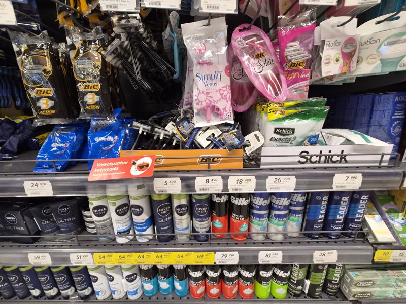 Одноразовые станки BIC, Gillette, Schick и женские станки Venus, BIC Miss Soleil; гели и пены для бритья Nivea Men, Gillette, Leader на полках