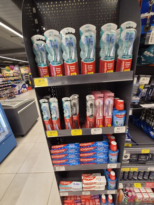Торцевой стеллаж Colgate: зубные щётки 360°, ополаскиватели Plax и зубные пасты; белые и жёлтые ценники