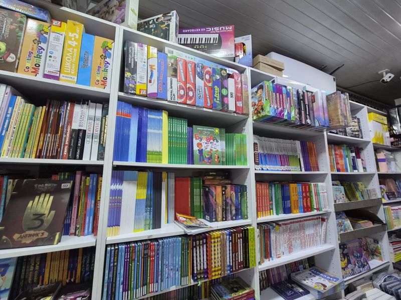 Азбука: стеллажи с книгами и учебными пособиями, сверху настольные игры, синтезатор Music 49 Keyboard