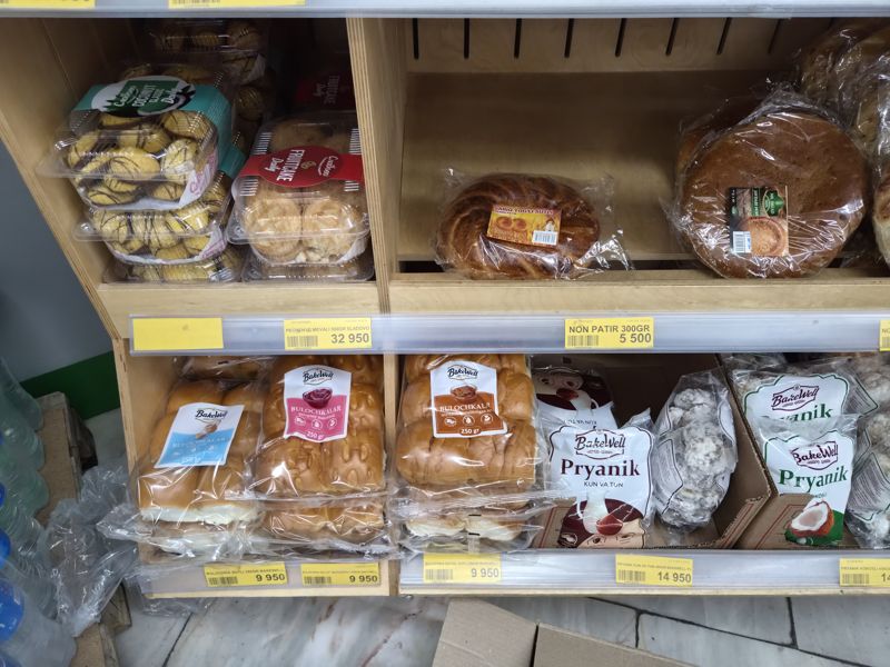 Havas: хлебный отдел — печенье Sladovo и BakeWell, лепёшки патыр, булочки BakeWell, внизу пряники; жёлтые ценники