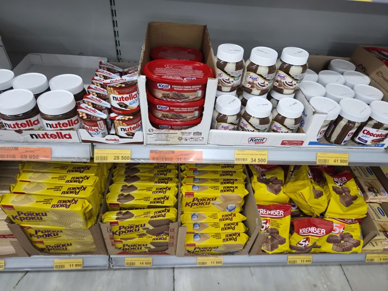 Havas: шоколадные пасты Nutella, Nutella & Go, Kent, Chocotella Duo на верхней полке, вафли Рокки Кроки и Krember 5+ на нижней; жёлтые ценники и оранжевые Chegirma