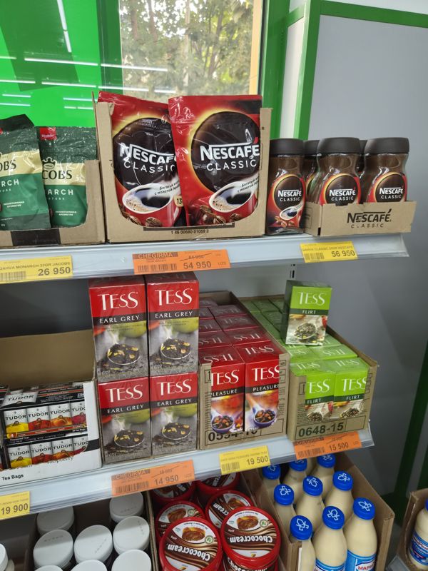 Havas: растворимый кофе Nescafe Classic в пакетах и банках, кофе Jacobs Monarch, чай Tess, Tudor, Tess Flirt; ниже шоколадная паста Chococream и сгущёнка Mari Moloko; жёлтые и оранжевые ценники