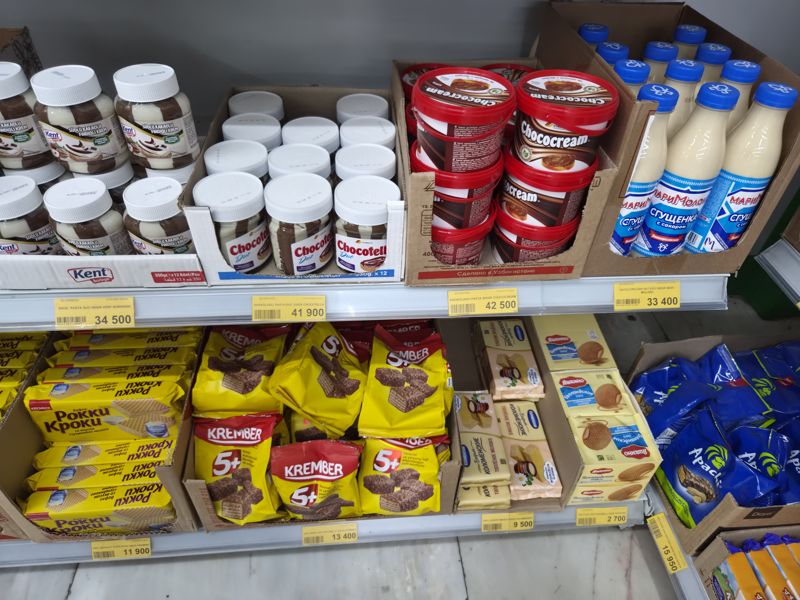 Havas: шоколадные пасты Kent Duo, Chocotella Duo и Chococream, сгущённое молоко Mari Moloko, ниже вафли Krember 5+, Рокки Кроки, Коломенские, Яшкино голландские, шоколадные вафли Apachi; жёлтые ценники