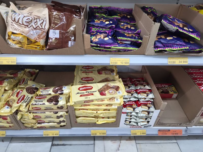 Havas: полки с конфетами Mexxi и Крокант, бисквитными рулетами Яшкино и Choco Pie с жёлтыми и оранжевым («CHEGIRMA») ценниками