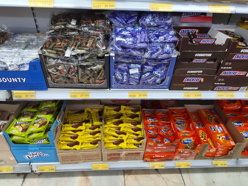 Havas: полки с конфетами Bounty, Mars и Milky Way minis, батончиками Snickers, пончиками и кексами Krember и Miray, сверху ряд карамели россыпью