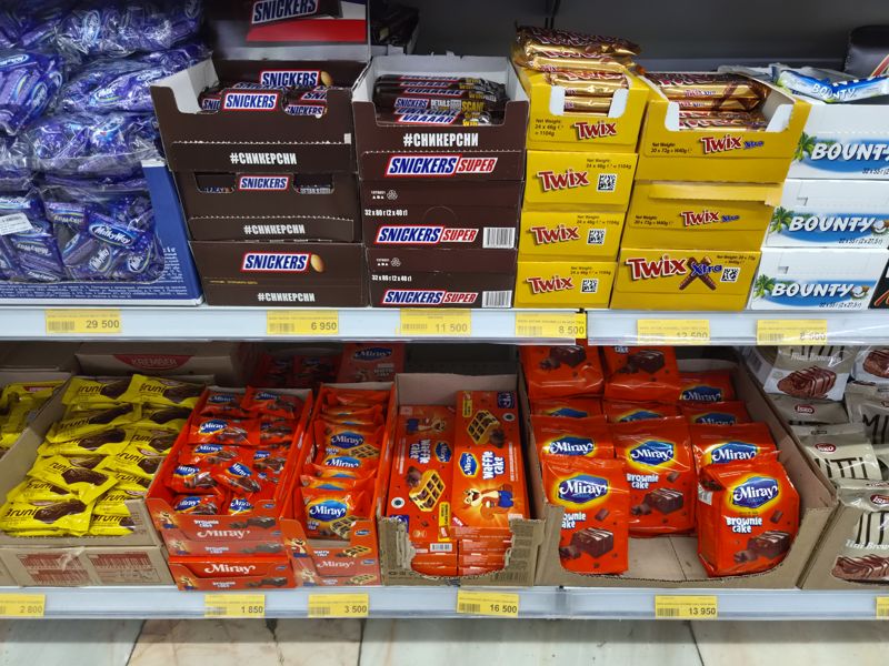 Havas: полки с батончиками Snickers, Snickers Super, Twix, Twix Xtra и Bounty в коробках, внизу кексы Bruni, Miray Waffle Cake и Brownie Cake