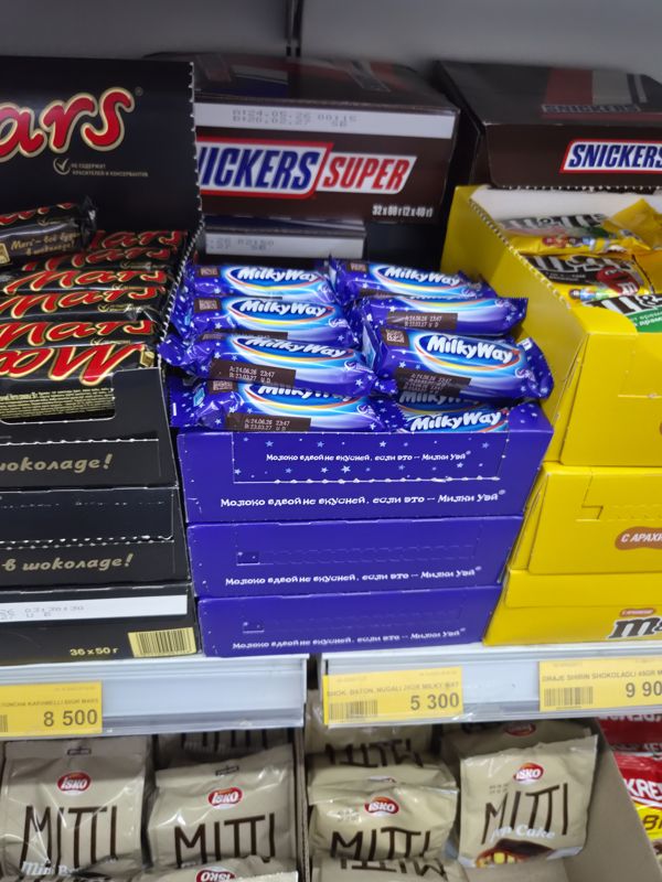 Havas: батончики Milky Way в коробках, слева Mars, справа M&M's, снизу печенье и кексы Isko Miti