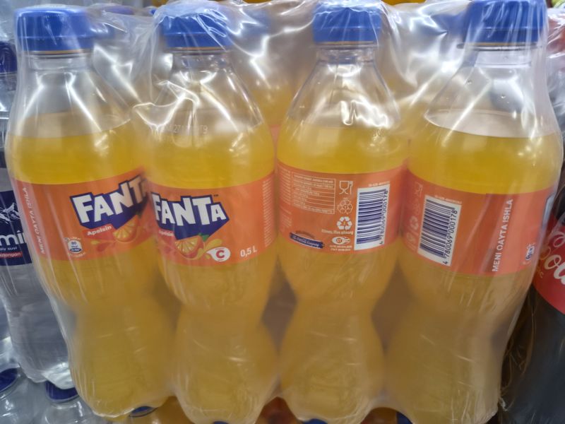 Упаковка Fanta апельсиновая 0,5 л в плёнке, на задней этикетке штрихкод
