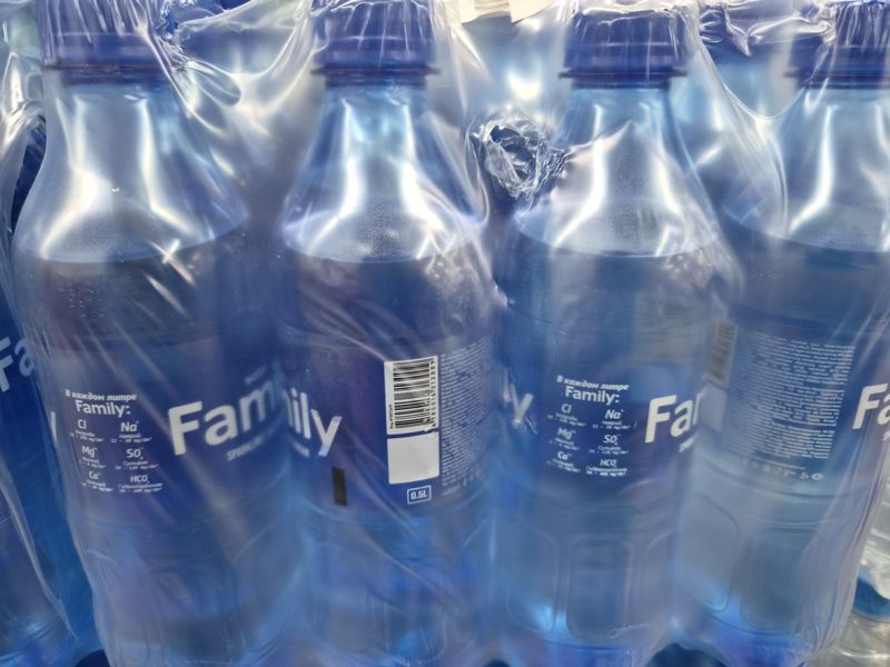 Упаковки воды Family газированной 0,5 л в плёнке, на задней этикетке штрихкод