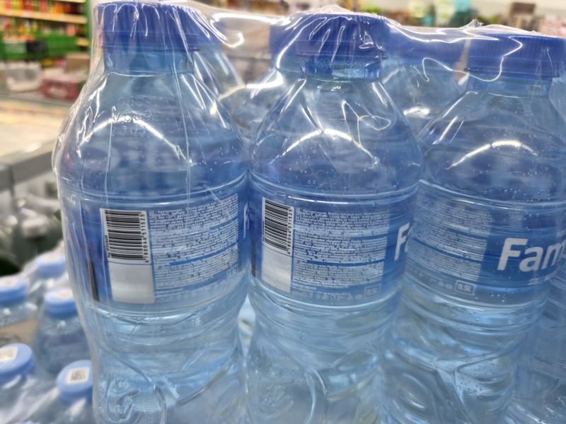 Упаковки воды Family негазированной 0,5 л в плёнке, на задней этикетке штрихкод