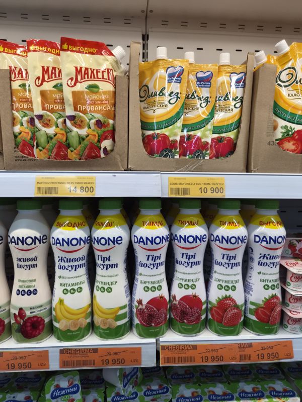Холодильная витрина Havas: майонез Махеевъ и Оливьез, питьевые йогурты Danone, оранжевые ценники Chegirma