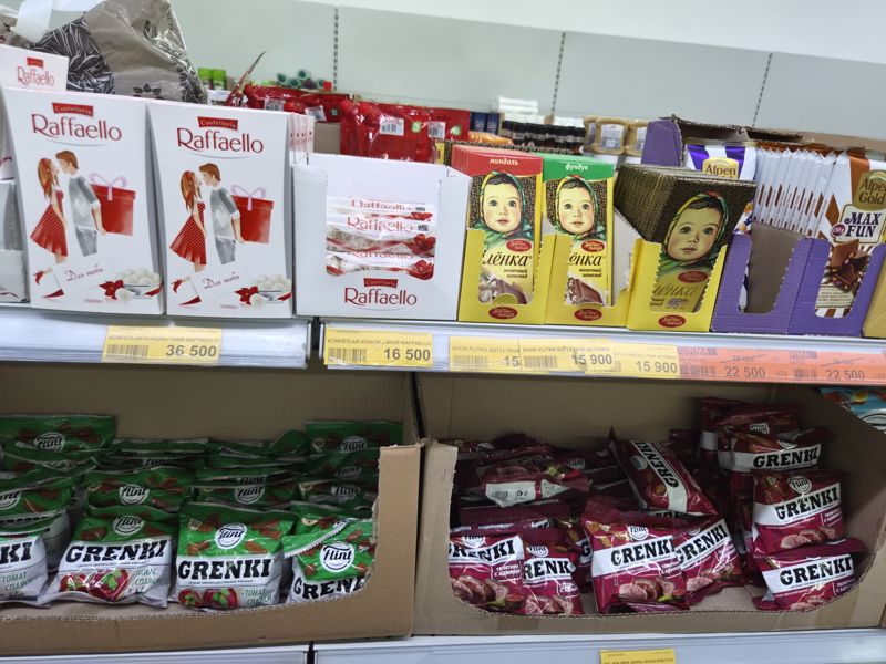 Полки с конфетами Raffaello, шоколадом «Алёнка» и Alpen Gold Max Fun, гренками Flint; жёлтые и оранжевые ценники