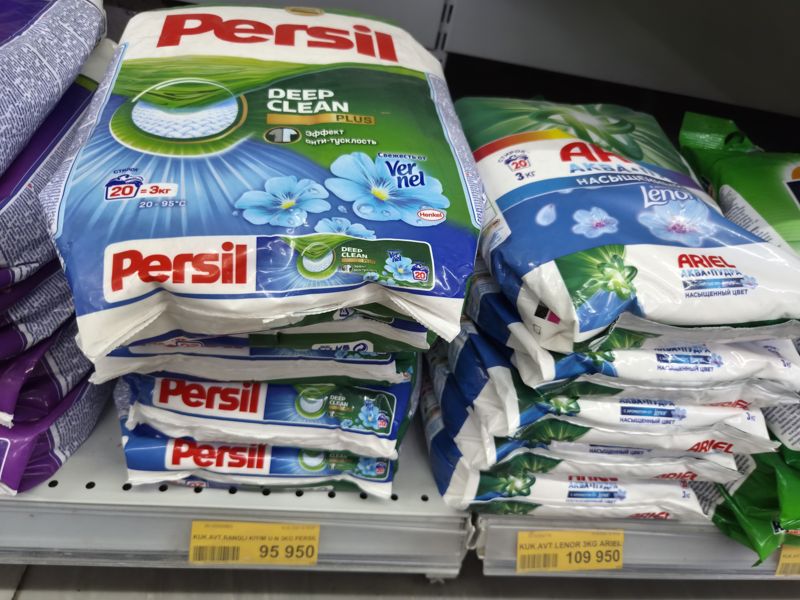 Havas: полка со стиральными порошками Persil Vernel (3 кг) и Ariel Аква-Пудра Lenor (3 кг), ценники 95 950 и 109 950