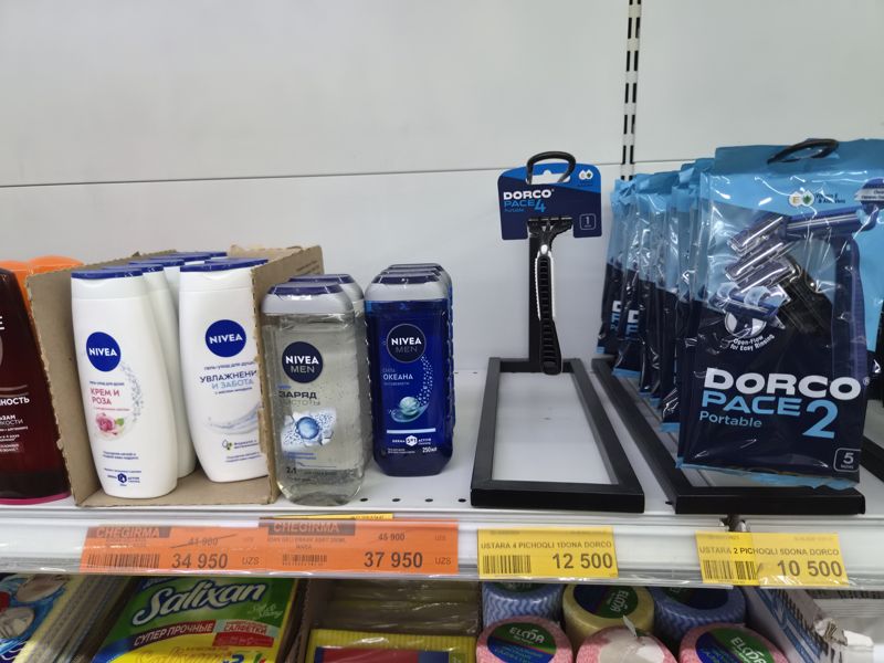 Havas: полка с гелями для душа Nivea и Nivea Men, бритвенные станки Dorco Pace 4 и Pace 2, внизу салфетки Salixan и Elma