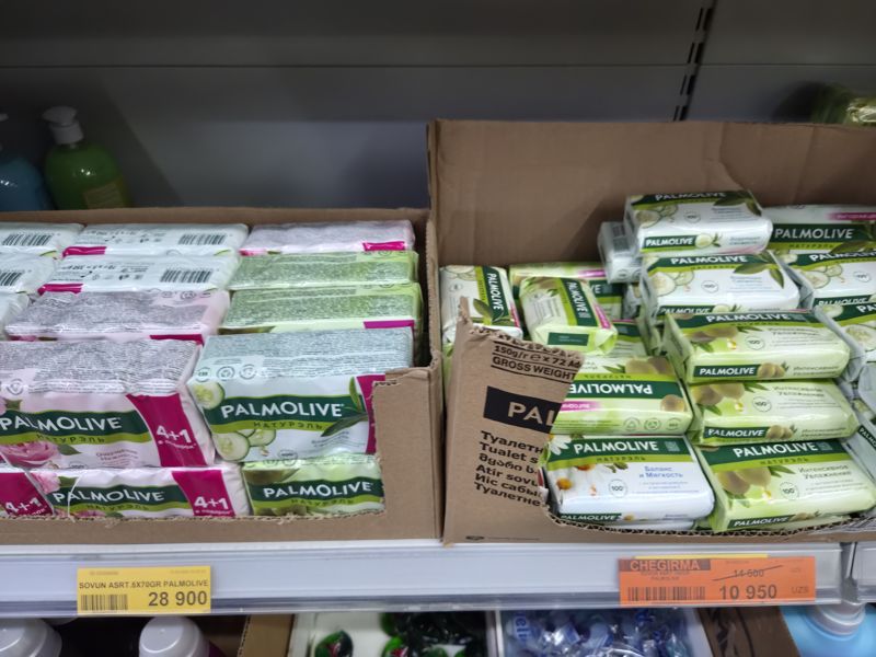 Havas: коробки с туалетным мылом Palmolive Натурэль — пачки 4+1 слева и поштучные куски справа; жёлтый ценник и оранжевый ценник «Chegirma»