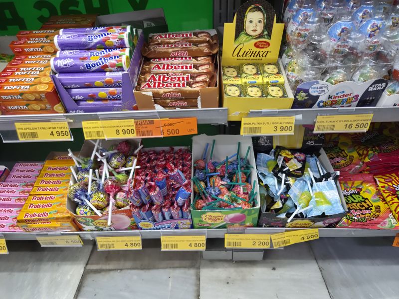 Стеллаж Havas с конфетами и леденцами: Tofita, Milka Bonibon, Albeni, шоколад «Аленка», яйца Kinder, Fruit-tella, Chupa Chups, мармелад Jelibon