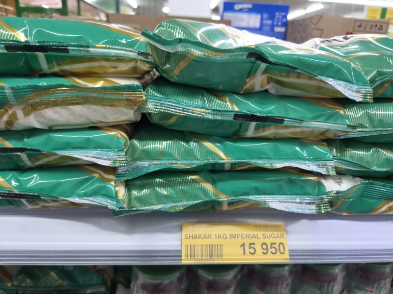 Полка Havas с сахаром Imperial Sugar 1 кг в зелёных пакетах и ценником