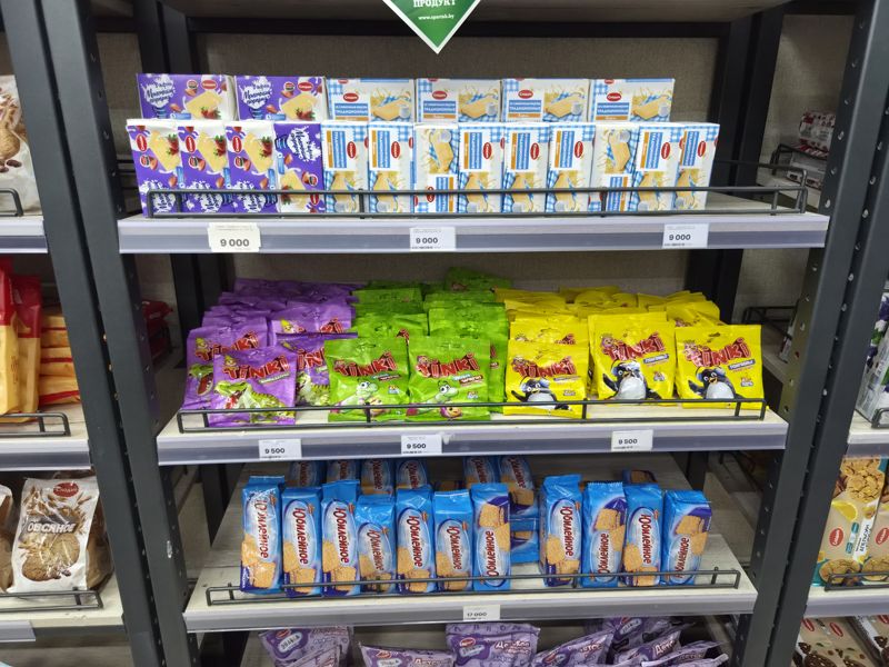 Стеллаж: вафли Слодыч, мармелад Tinki (динозавры, кислые червячки, пингвины), печенье «Юбилейное»