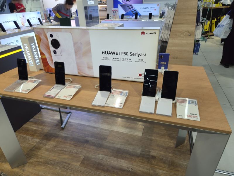 Стол смартфонов Huawei: nova 12SE, nova Y61, nova Y70 и др.