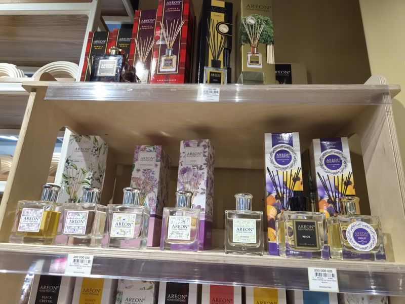Ароматические диффузоры Areon Home Perfumes с палочками на двух полках: сверху Apple & Cinnamon, Vanilla Black, Gold, снизу флаконы Botanic 150 мл (Violet, French Garden, Spa, Neroli, Jasmine), Black и Natural Lavender Oil
