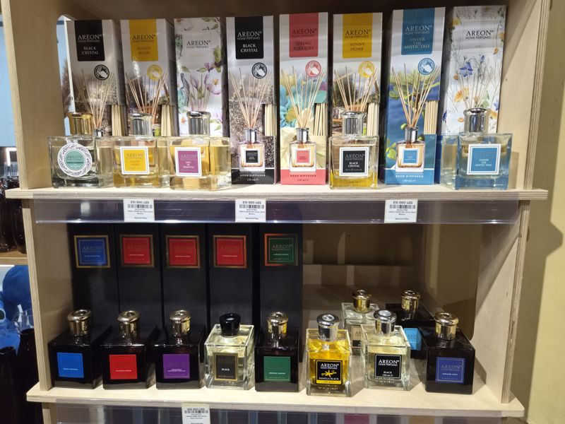 Стеллаж ароматических диффузоров Areon Home Perfumes: сверху флаконы 150 мл с коробками (Black Crystal, Sunny Home, Spring Bouquet, Under the Mystic Tree, Spa), снизу тёмные флаконы Premium (Blue Crystal, Vetrar Eimur, Skogar Angan, Vanilla Black, Verano Azul)