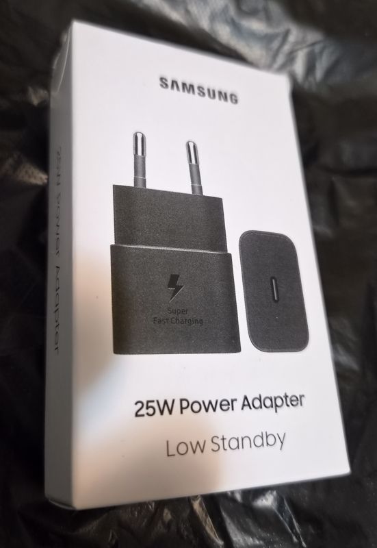 Коробка сетевого зарядного устройства Samsung 25W Power Adapter (Super Fast Charging, Low Standby), на обороте — EP-T2510NBEGEU, сделано во Вьетнаме